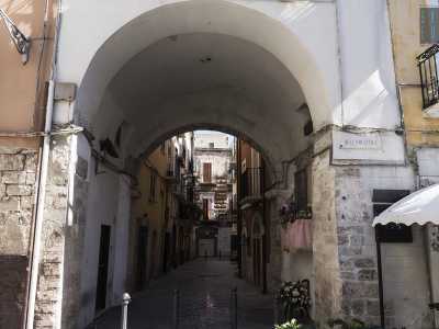Facciamo ora un salto in piazza dell�Odegitria, dove all�ombra della Cattedrale si trova l�arco della neve, l� dove anticamente si conservava la neve per poi rivenderla sotto forma di ghiaccio